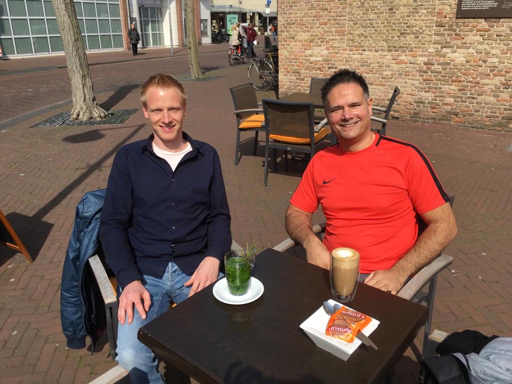 Een kop koffie en een kop thee met een collega mental coach met zijn eigen coachingspraktijk in Gouda. Wij hebben een gedeelde passie en dat is mentale weerbaarheid.